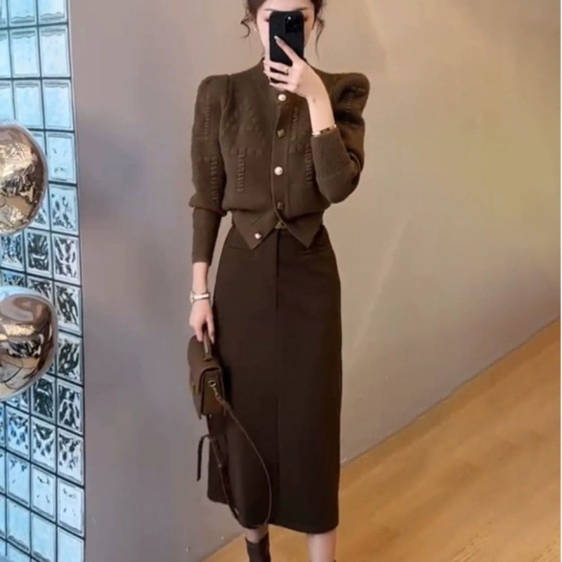 Dva dijela seta: mini suknja i kardigan s dugim rukavima — proljeće 2025, ovčja vuna