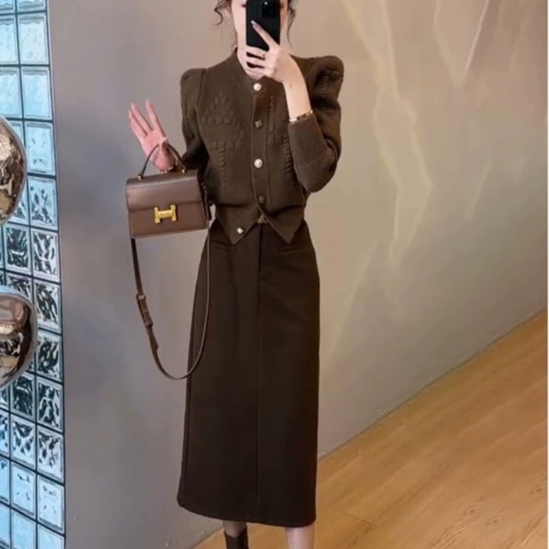 Dva dijela seta: mini suknja i kardigan s dugim rukavima — proljeće 2025, ovčja vuna