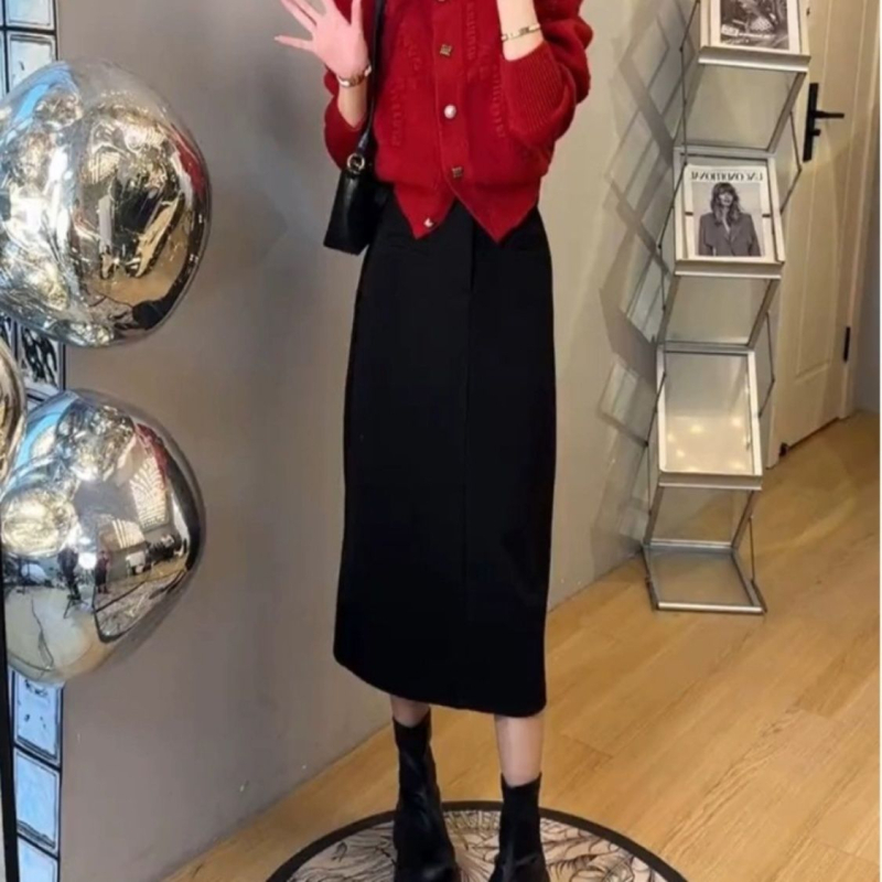 Dva dijela seta: mini suknja i kardigan s dugim rukavima — proljeće 2025, ovčja vuna