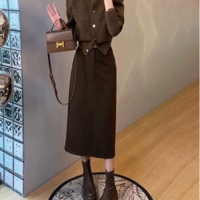 Dva dijela seta: mini suknja i kardigan s dugim rukavima — proljeće 2025, ovčja vuna