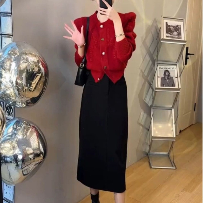 Dva dijela seta: mini suknja i kardigan s dugim rukavima — proljeće 2025, ovčja vuna