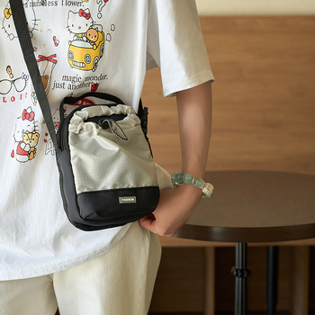 Ruksak za biciklizam s džepom za telefon, lagana vanjska crossbody torba za putovanja, unisex najlonska torba s zakrivljenim ramenskim remenom, kapacitet ispod 20 L