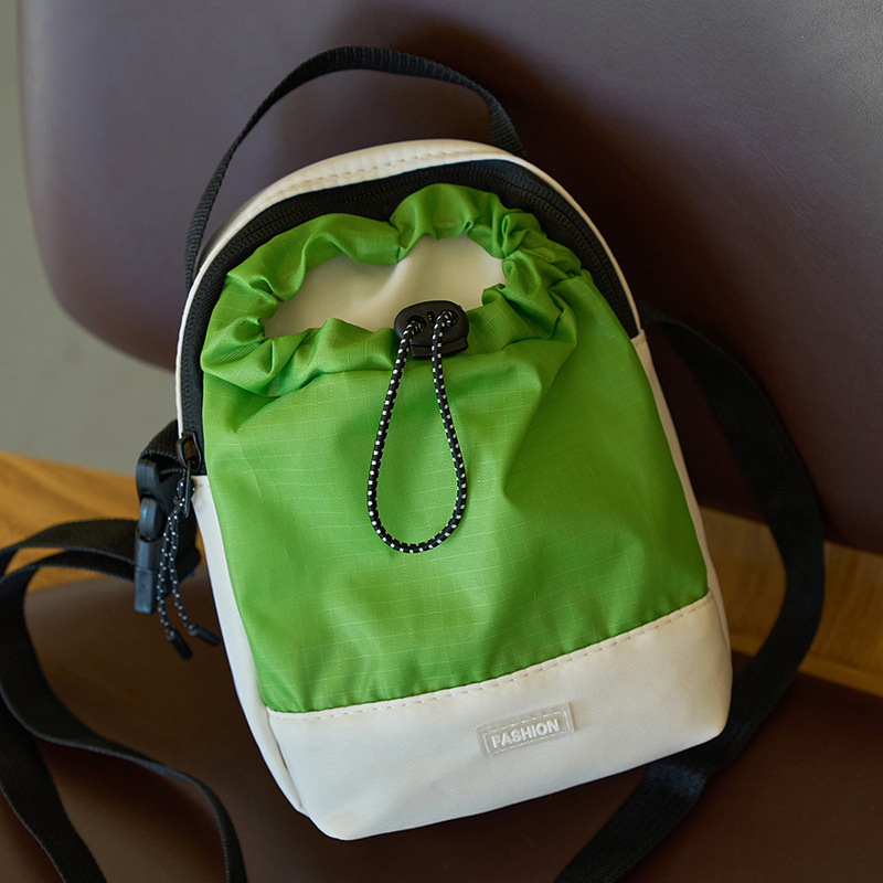 Ruksak za biciklizam s džepom za telefon, lagana vanjska crossbody torba za putovanja, unisex najlonska torba s zakrivljenim ramenskim remenom, kapacitet ispod 20 L