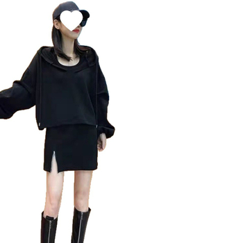 Dvodijelni sportski set: hoodie s kapuljom i mini suknja, PVC tkanina, dugi rukavi, tisak i bojanje, jesen 2025