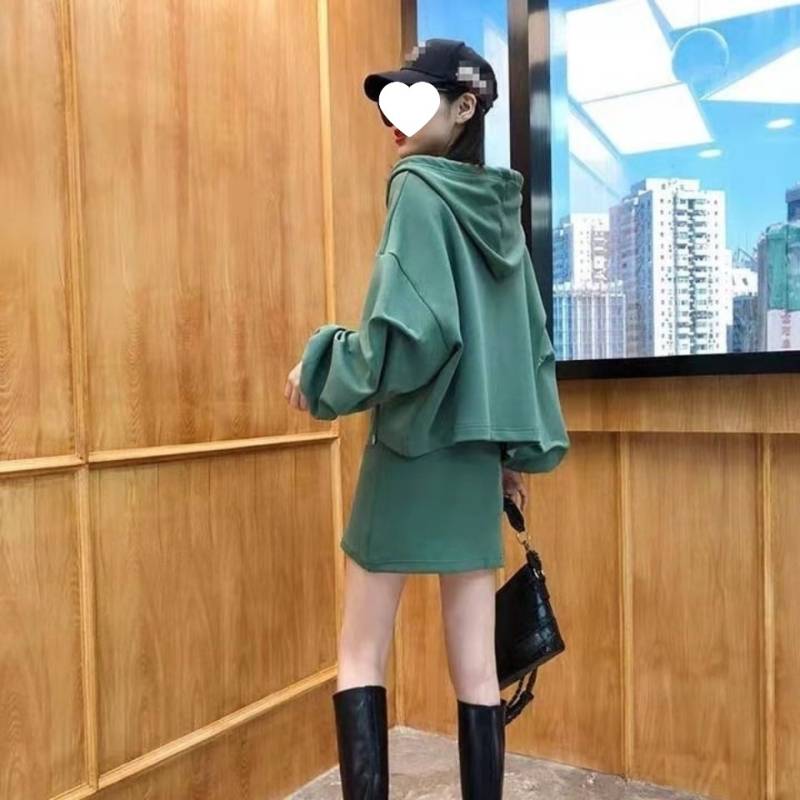 Dvodijelni sportski set: hoodie s kapuljom i mini suknja, PVC tkanina, dugi rukavi, tisak i bojanje, jesen 2025
