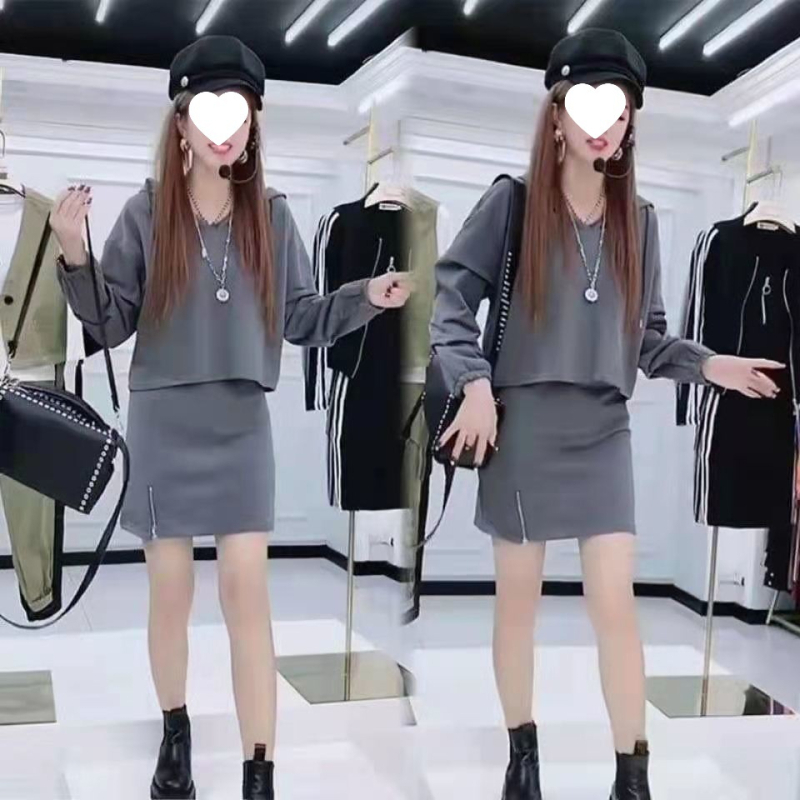 Dvodijelni sportski set: hoodie s kapuljom i mini suknja, PVC tkanina, dugi rukavi, tisak i bojanje, jesen 2025