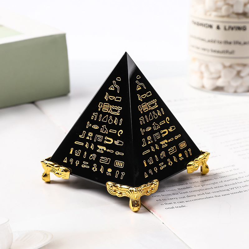 Πυραμίδα από κρύσταλλο – διακοσμητικό με εσωτερικά χαραγμένο αρχαϊκό Αιγυπτιακό κείμενο, K9 κρύσταλλος, γεωμετρικός οικιακός διακοσμός