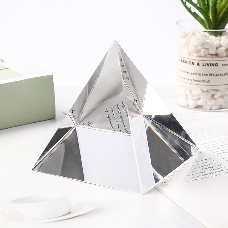 Πυραμίδα από κρύσταλλο – διακοσμητικό με εσωτερικά χαραγμένο αρχαϊκό Αιγυπτιακό κείμενο, K9 κρύσταλλος, γεωμετρικός οικιακός διακοσμός