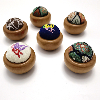 Drvena kutija za šivanje s podlogom za igle za križni šivanje — ručno izrađeni DIY alati i platneni organizator za igle, E2005; 300 kom; bruto težina 10,1 kg; mogućnost prilagodbe