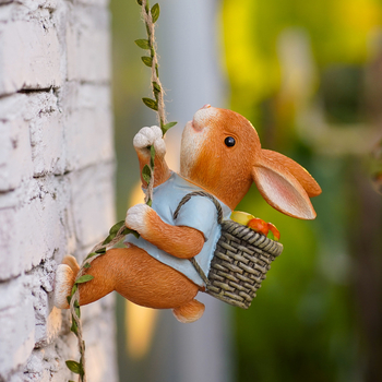 Мило зайче-катереща декоративна украса за стена, подходяща за външен двор и саксии