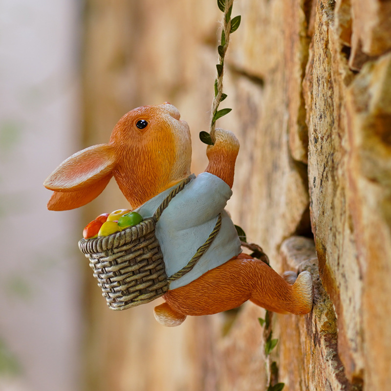 Мило зайче-катереща декоративна украса за стена, подходяща за външен двор и саксии