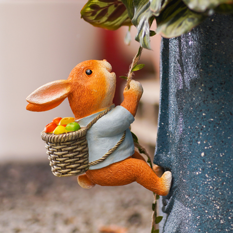 Мило зайче-катереща декоративна украса за стена, подходяща за външен двор и саксии