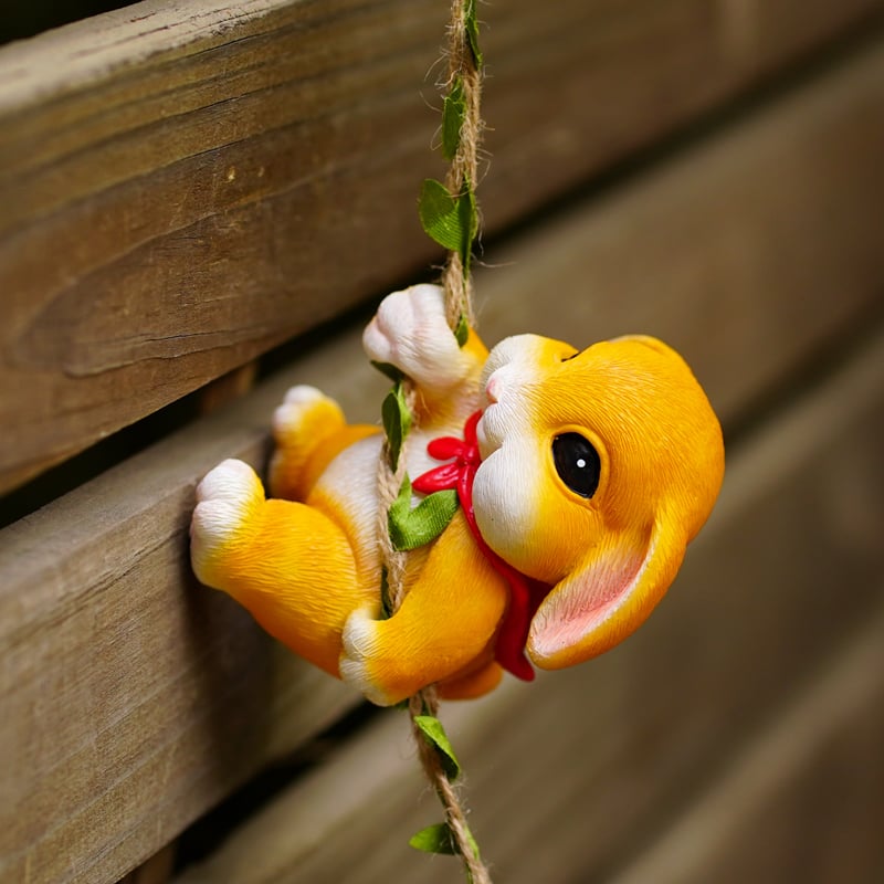 Мило зайче-катереща декоративна украса за стена, подходяща за външен двор и саксии