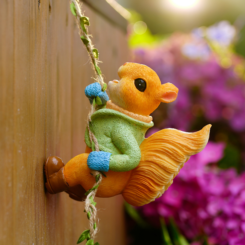 Мило зайче-катереща декоративна украса за стена, подходяща за външен двор и саксии