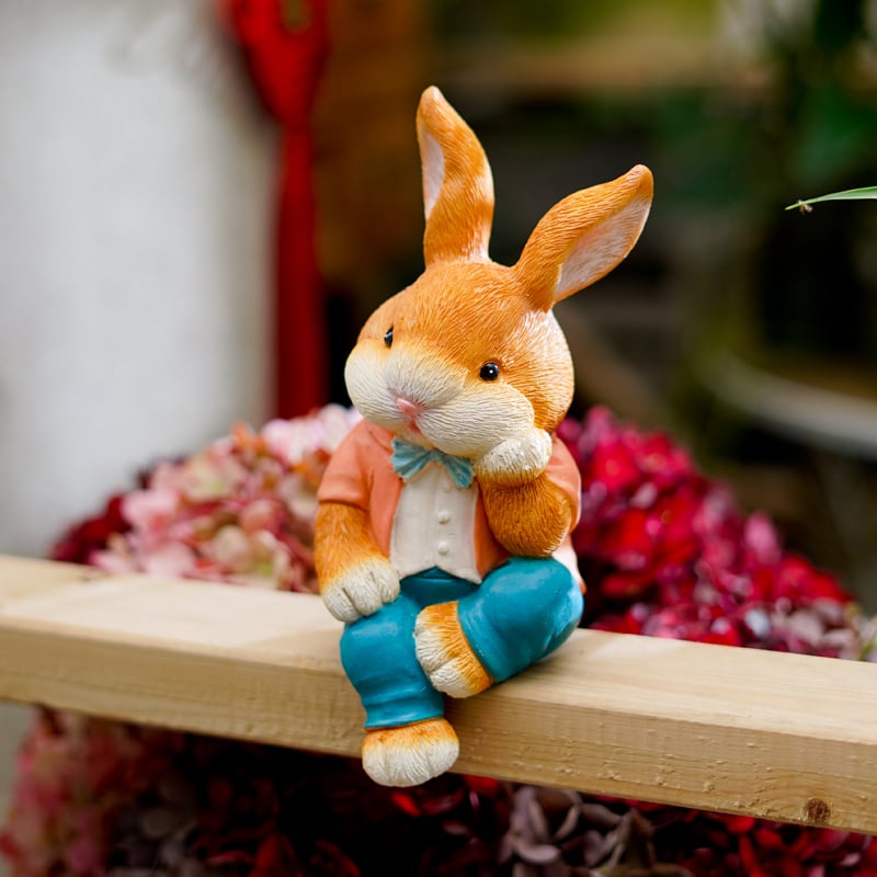 Мило зайче-катереща декоративна украса за стена, подходяща за външен двор и саксии