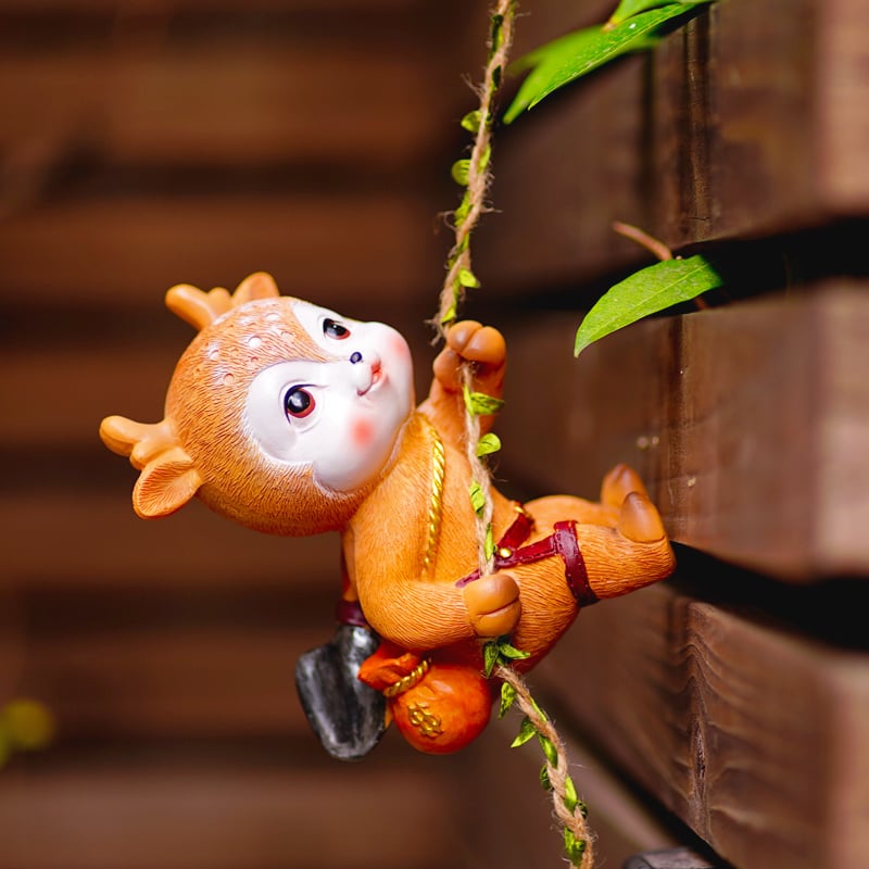 Мило зайче-катереща декоративна украса за стена, подходяща за външен двор и саксии