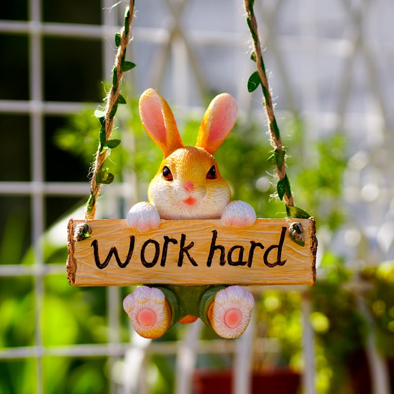 Мило зайче-катереща декоративна украса за стена, подходяща за външен двор и саксии