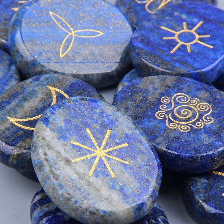 Pandantiv ornamental cu rune, din pietre naturale (pietre naturale; prelucrare: șlefuire și lustruire; formă: ovală; sursă material: natural; personalizare disponibilă)