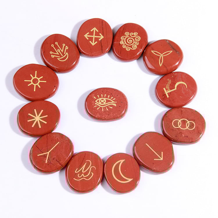 Pandantiv ornamental cu rune, din pietre naturale (pietre naturale; prelucrare: șlefuire și lustruire; formă: ovală; sursă material: natural; personalizare disponibilă)