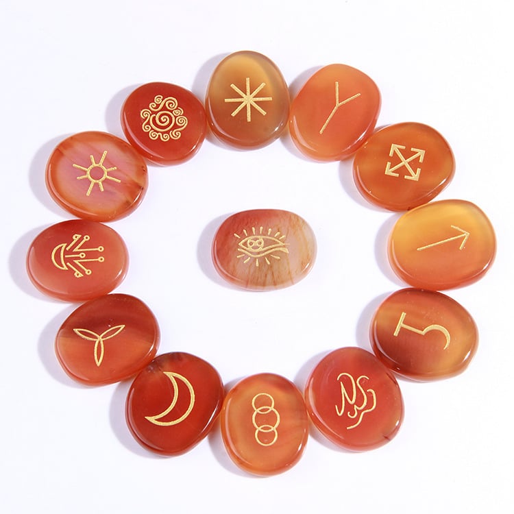 Pandantiv ornamental cu rune, din pietre naturale (pietre naturale; prelucrare: șlefuire și lustruire; formă: ovală; sursă material: natural; personalizare disponibilă)