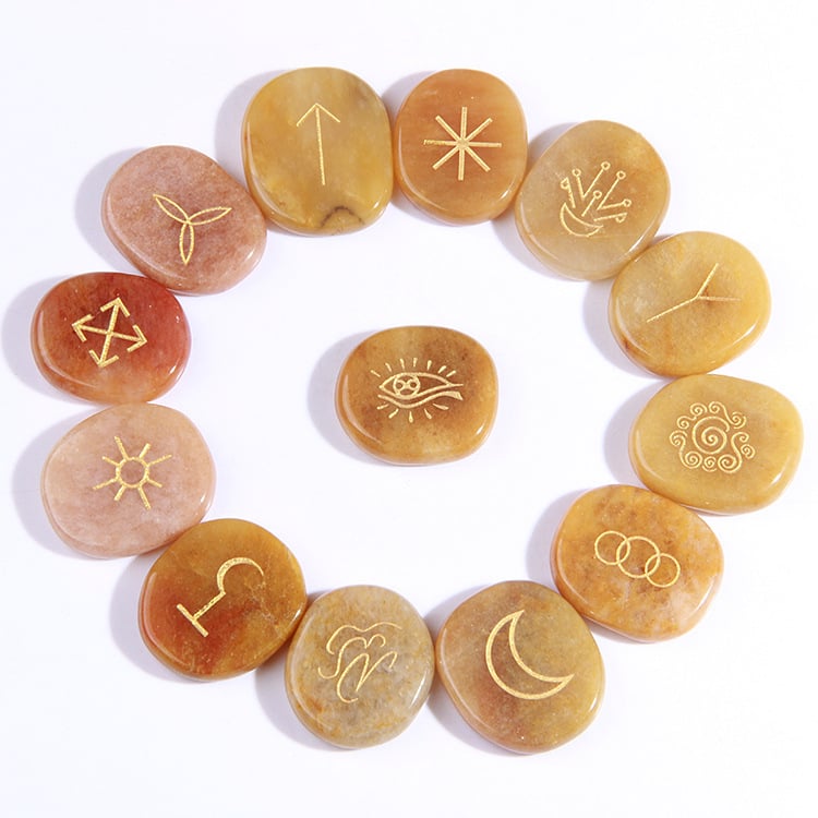 Pandantiv ornamental cu rune, din pietre naturale (pietre naturale; prelucrare: șlefuire și lustruire; formă: ovală; sursă material: natural; personalizare disponibilă)