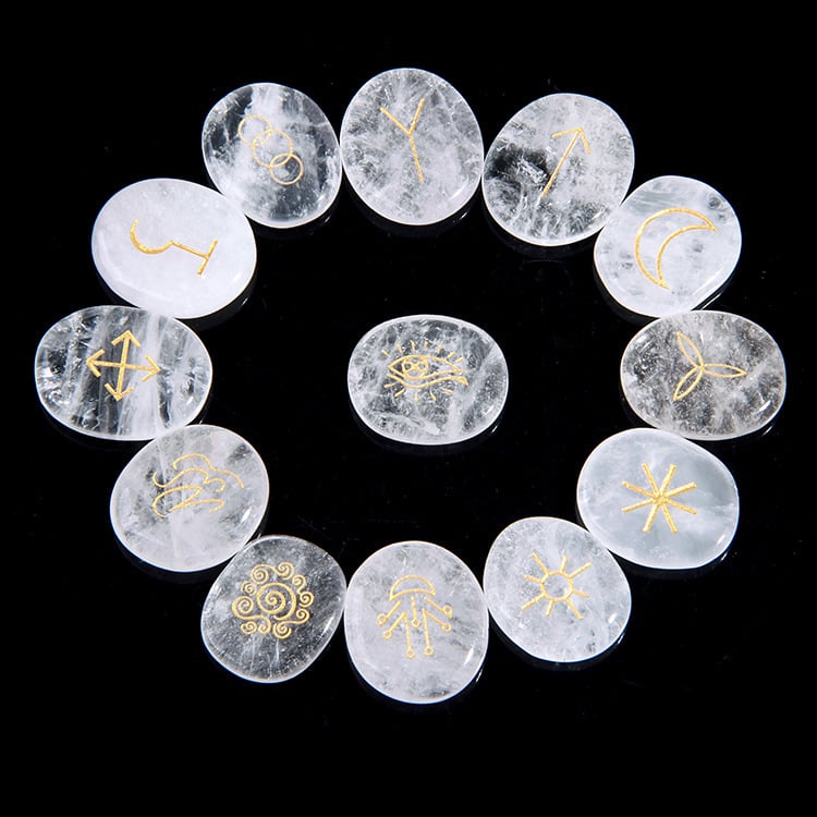 Pandantiv ornamental cu rune, din pietre naturale (pietre naturale; prelucrare: șlefuire și lustruire; formă: ovală; sursă material: natural; personalizare disponibilă)