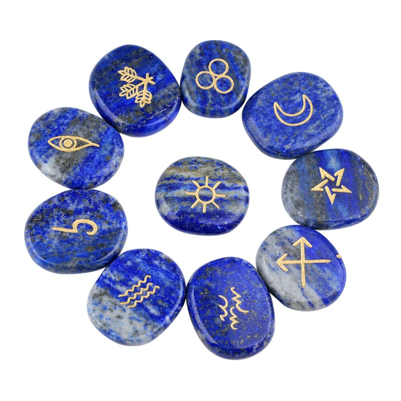 Pandantiv ornamental cu rune, din pietre naturale (pietre naturale; prelucrare: șlefuire și lustruire; formă: ovală; sursă material: natural; personalizare disponibilă)