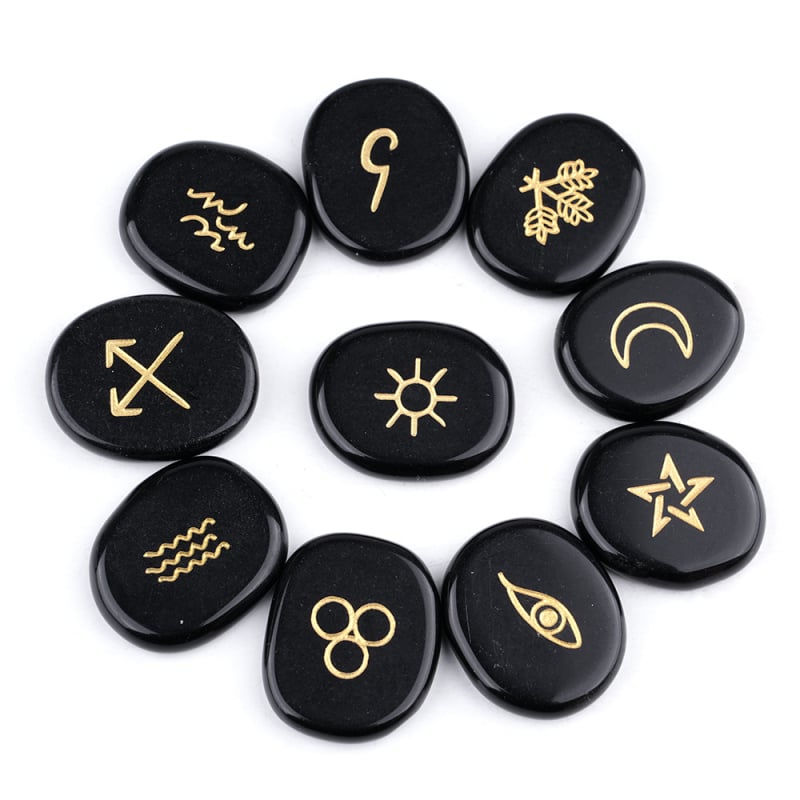 Pandantiv ornamental cu rune, din pietre naturale (pietre naturale; prelucrare: șlefuire și lustruire; formă: ovală; sursă material: natural; personalizare disponibilă)