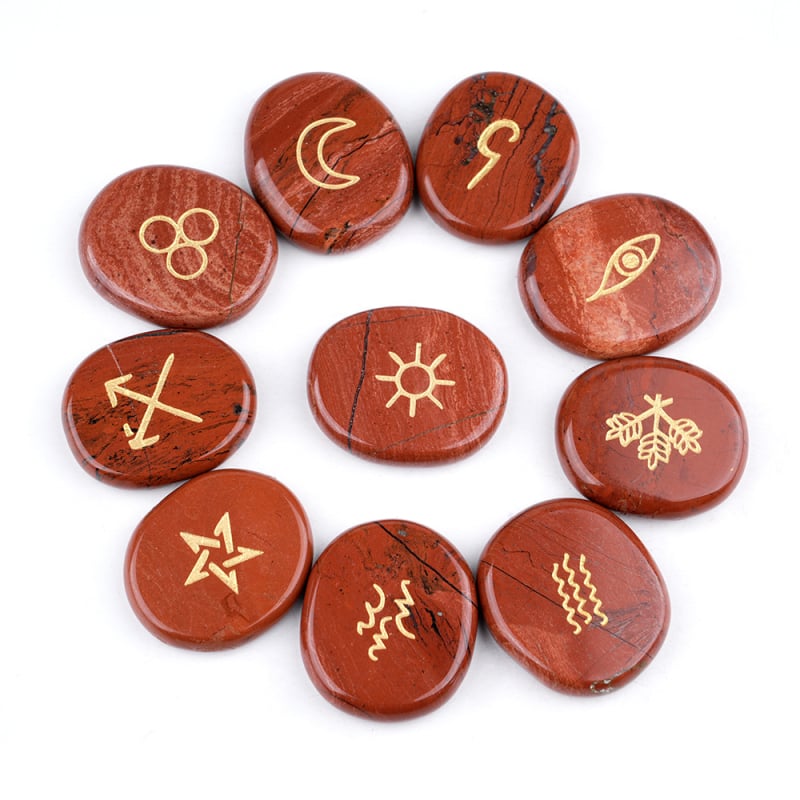 Pandantiv ornamental cu rune, din pietre naturale (pietre naturale; prelucrare: șlefuire și lustruire; formă: ovală; sursă material: natural; personalizare disponibilă)