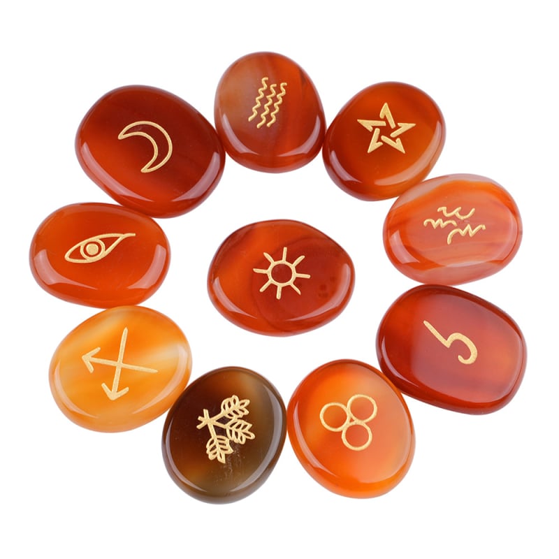 Pandantiv ornamental cu rune, din pietre naturale (pietre naturale; prelucrare: șlefuire și lustruire; formă: ovală; sursă material: natural; personalizare disponibilă)