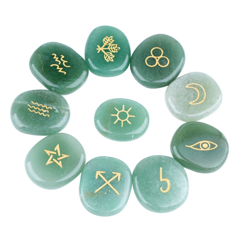 Pandantiv ornamental cu rune, din pietre naturale (pietre naturale; prelucrare: șlefuire și lustruire; formă: ovală; sursă material: natural; personalizare disponibilă)