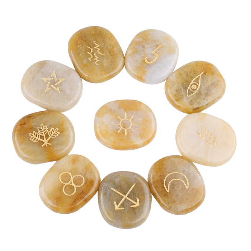 Pandantiv ornamental cu rune, din pietre naturale (pietre naturale; prelucrare: șlefuire și lustruire; formă: ovală; sursă material: natural; personalizare disponibilă)