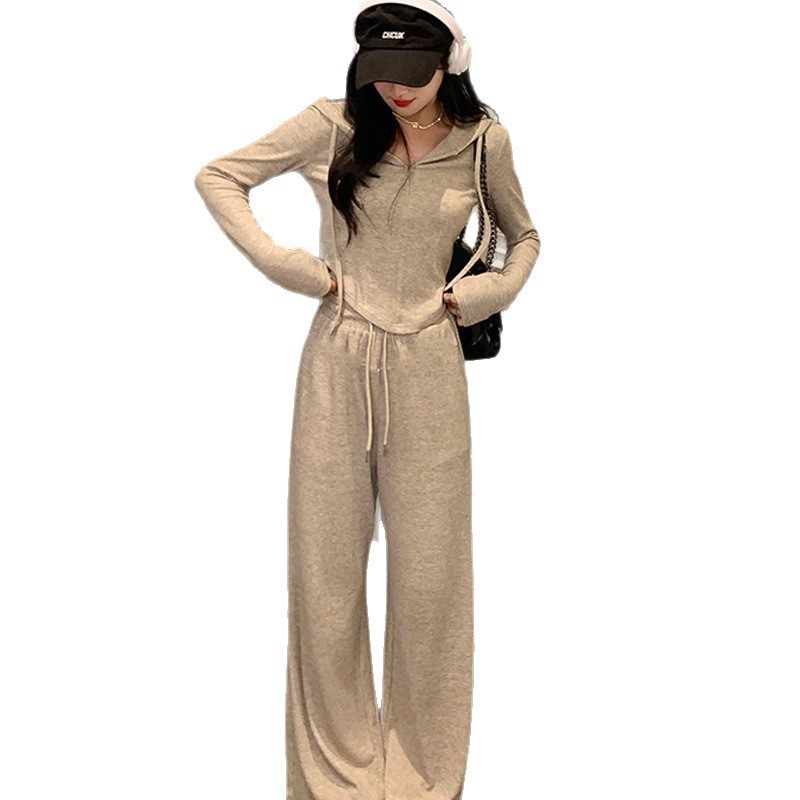 Ženski dvodijelni set: hoodie s kapuljačom i široke hlače — jednobojna boja, dugi rukavi, glavni materijal poliester 50–70%, sekundarni poliester <30%, jesen-zima sezona