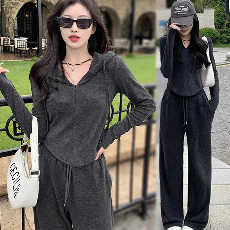 Ženski dvodijelni set: hoodie s kapuljačom i široke hlače — jednobojna boja, dugi rukavi, glavni materijal poliester 50–70%, sekundarni poliester <30%, jesen-zima sezona