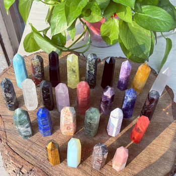 Διακοσμητική κρυστάλλινη στήλη, στήλη με ένα αιχμηρό άκρο, κρυσταλλικό υλικό, μοντέρνο μινιμαλιστικό στυλ