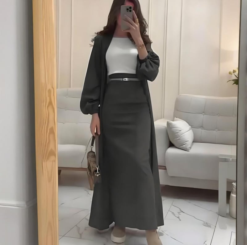 Set din două piese: top cu decolteu în V, mâneci lungi și fustă lungă din poliester, primăvara 2025