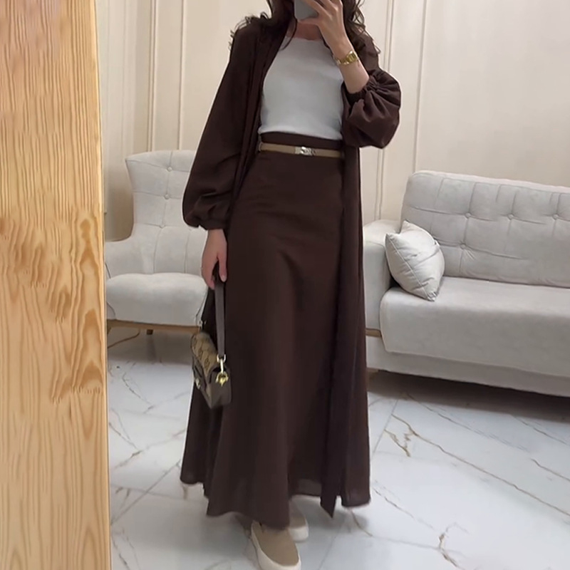 Set din două piese: top cu decolteu în V, mâneci lungi și fustă lungă din poliester, primăvara 2025