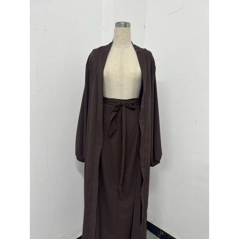 Set din două piese: top cu decolteu în V, mâneci lungi și fustă lungă din poliester, primăvara 2025