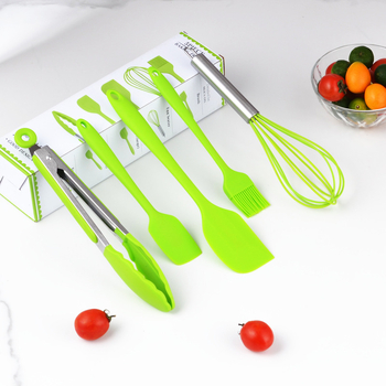 Set din silicon cu cinci piese pentru bucătărie: clips pentru aliment, tel pentru ouă, spatulă, pensulă de ulei și instrumente de copt; mânere din silicon; protecție împotriva arsurilor