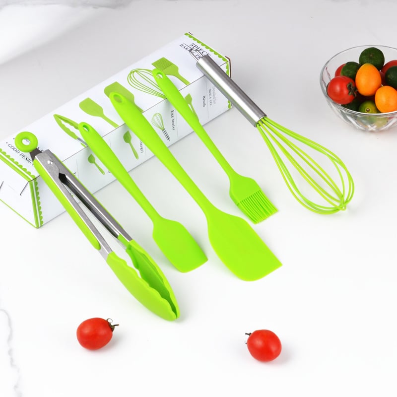 Set din silicon cu cinci piese pentru bucătărie: clips pentru aliment, tel pentru ouă, spatulă, pensulă de ulei și instrumente de copt; mânere din silicon; protecție împotriva arsurilor