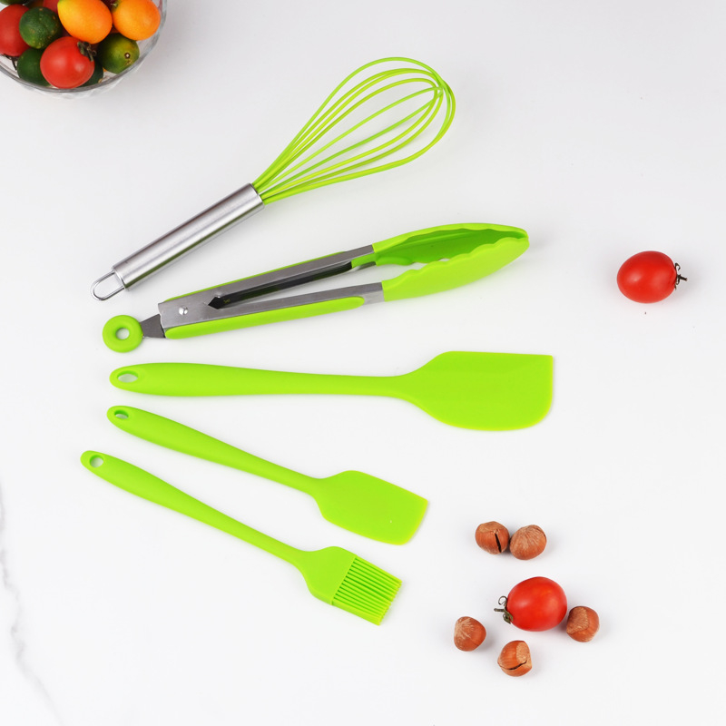 Set din silicon cu cinci piese pentru bucătărie: clips pentru aliment, tel pentru ouă, spatulă, pensulă de ulei și instrumente de copt; mânere din silicon; protecție împotriva arsurilor