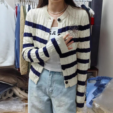 Дамски памучен плетен кардиган с бродерия - V-образно деколте, дълги ръкави, тънък силует, флорална шарка, 80–90% памук