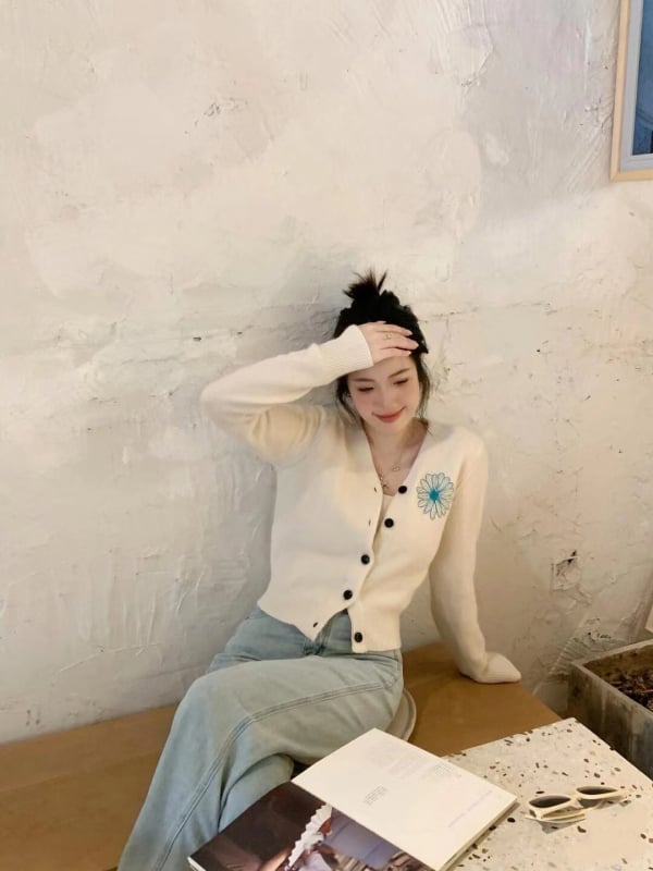 Дамски памучен плетен кардиган с бродерия - V-образно деколте, дълги ръкави, тънък силует, флорална шарка, 80–90% памук