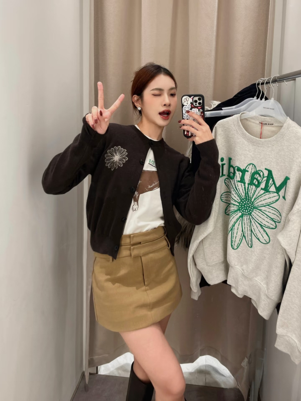 Дамски памучен плетен кардиган с бродерия - V-образно деколте, дълги ръкави, тънък силует, флорална шарка, 80–90% памук