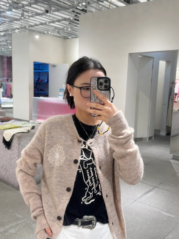 Дамски памучен плетен кардиган с бродерия - V-образно деколте, дълги ръкави, тънък силует, флорална шарка, 80–90% памук