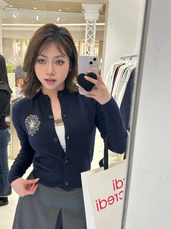 Дамски памучен плетен кардиган с бродерия - V-образно деколте, дълги ръкави, тънък силует, флорална шарка, 80–90% памук