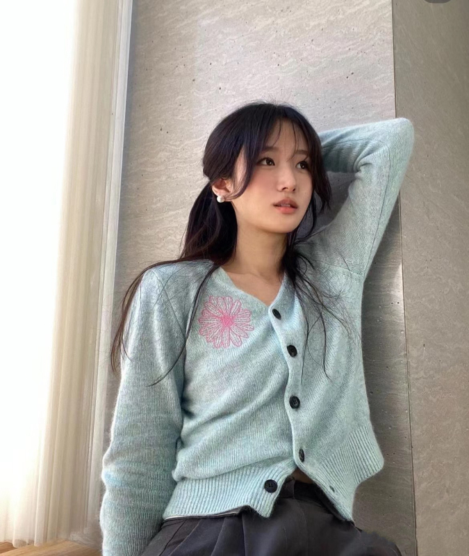 Дамски памучен плетен кардиган с бродерия - V-образно деколте, дълги ръкави, тънък силует, флорална шарка, 80–90% памук