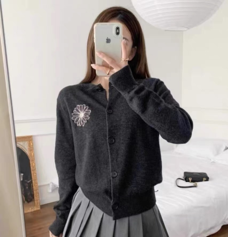 Дамски памучен плетен кардиган с бродерия - V-образно деколте, дълги ръкави, тънък силует, флорална шарка, 80–90% памук