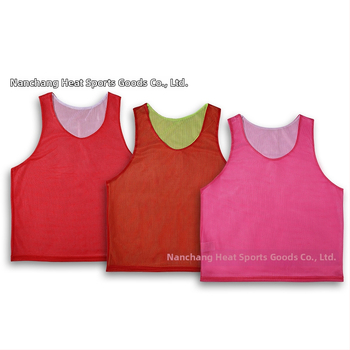 Dvojvrstvové tréningové tielko s dvoma sieťovinami vpred aj vzadu pre futbalový tím, s logom a číslom na prispôsobenie