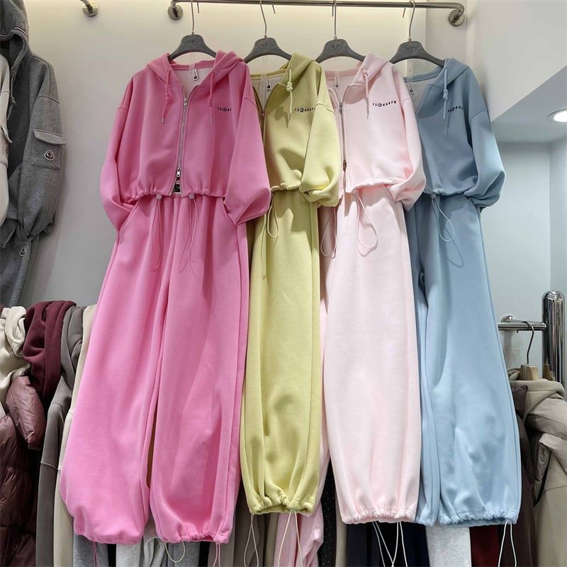 Set casual feminin din două piese: cardigan cu glugă și fermoar, șnur, mâneci lungi, pantaloni elastici, din poliester.